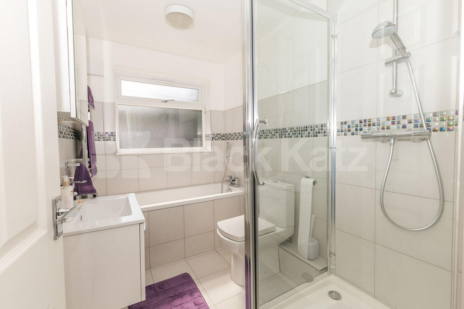 Stunning ground floor 2 bedroom property to rent with driveway for 2 cars Uplands Park Road, Enfield 